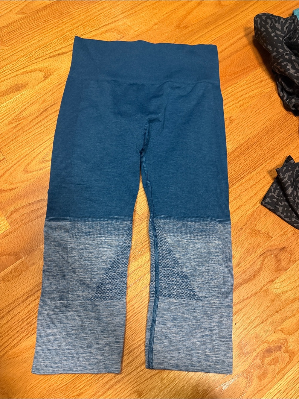 Lululemon crop Blue Ombre Seamless Active Leggings size 4